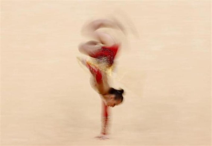 Ganna Rizatdinova (Ukraine) biểu diễn phần thi thể dục của mình.